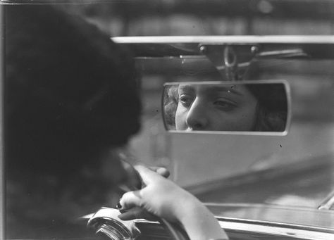 Martin Munkacsi - Woman looking at reflection of herself in rearview mirror, 1937 Rearview Mirror Aesthetic, Looking At Reflection, Martin Munkacsi, Most Famous Photographers, Mirror Aesthetic, Robert Doisneau, Richard Avedon, Famous Photographers, Modern Photography