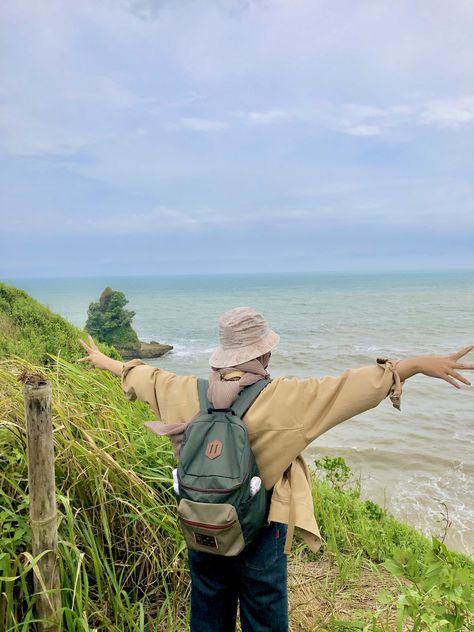 Hijab Ootd Aesthetic, Camping Attire, Ootd Poses, Muslimah Style, Outfit Korean Style, Fotografi Digital, Hiking Outfit Women, Muslim Fashion Hijab Outfits, Muslim Outfits Casual