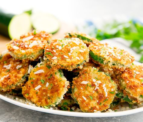 Parmesan zucchini bites #zucchini #vegetarian #snack #appetizer #kirbie #kirbiescravings #recipe Microwave Zucchini, Zucchini Ideas, Zucchini Parmesan Crisps, Meal Sides, Zucchini Dishes, Farmer Family, Vegetarian Snack, Zucchini Crisps, Zucchini Parmesan