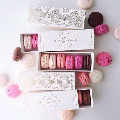 Macaroon Packaging, Macaroon Box, Macaron Packaging, Food Box Packaging, Laduree Paris, Macaron Boxes, Diy Christmas Presents, Dessert Packaging, Macaroon Recipes