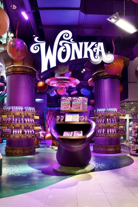 World's First WONKA Candy Store Comes to NYC! Essen, Willy Wanka, Shifting Aesthetic, Toy Store Design, Candy Store Design, Willy Wonka Factory, Wonka Candy, Wonka Factory, Candy Store Display