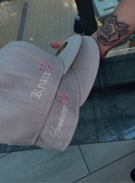 #fittedhats #tattoo #aesthetic #love #couple #goals #boyfriend #cute #heart Fitted Hats With Girlfriend Name, Hats For Boyfriend, Customized Hat For Boyfriend, Name On Fitted Hat Couple, Matching Fitted Hats Couple, Fitted Hat Outfit, Embroidered Hats Ideas, Topi Snapback, Lids Hat