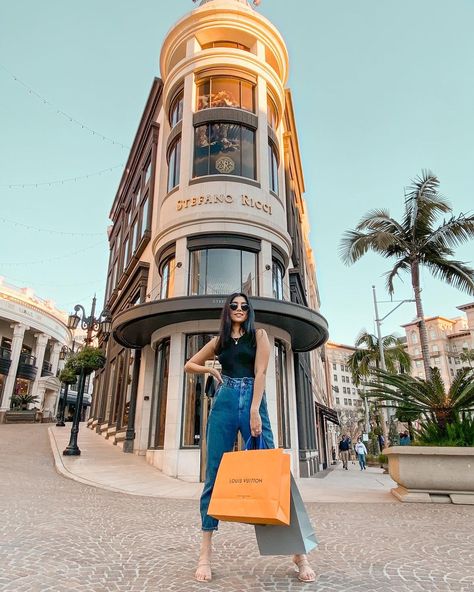 Rodeo Drive Beverly Hills shopping outfit inspo Rodeo Drive Outfit Beverly Hills, Rodeo Drive Picture Ideas, Beverly Hills Aesthetic Outfit, Beverly Hills Photo Ideas, Rodeo Drive Photoshoot, Beverly Hills Photoshoot, Rodeo Drive Outfit, Rodeo Drive Aesthetic, Beverly Hills Aesthetic