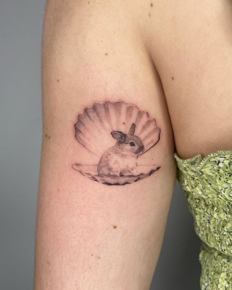 Clam Tattoo Design, Open Shell Tattoo, Oyster Shell Tattoo Pearls, Mermaidcore Tattoo, Shell Pearl Tattoo, Oyster Tattoo Pearl, Clamshell Tattoo, Oyster Pearl Tattoo, Shell With Pearl Tattoo