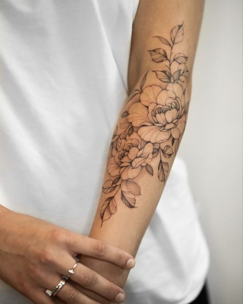 Floral Arm Tattoo, Forearm Flower Tattoo, Tattoos For Women Flowers, Flower Tattoo Arm, Floral Tattoo Sleeve, Forearm Tattoo Women, Female Tattoo Artists, Tattoo Arm, Arm Tattoos For Women