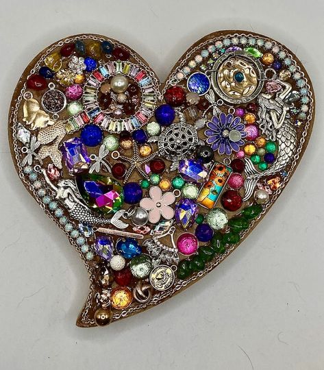 Drawer Art, Brooch Display, Jewelry Upcycle, Mosaic Hearts, Jewerly Art, China Mosaic, Old Jewelry Crafts, Mosaic Heart, Jewelry Frames