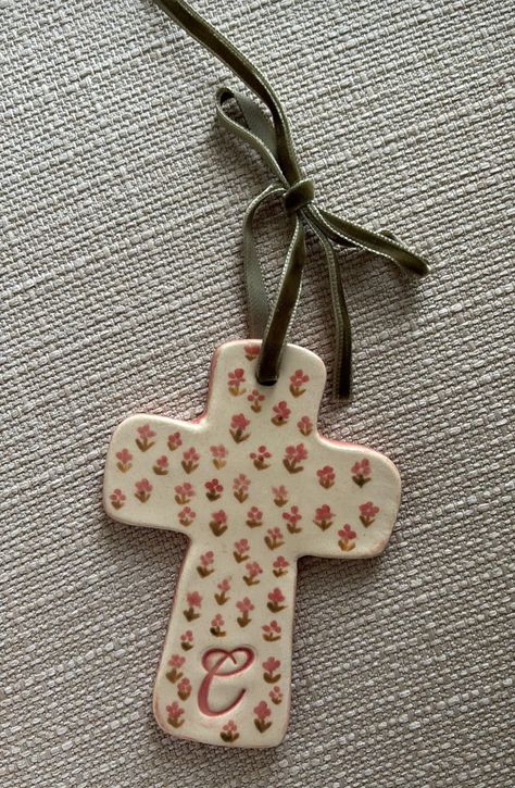 Air Dry Clay Cross, Christian Sewing Projects, Clay Ornament Ideas, Pasta Das, Clay Cross, Ceramic Crosses, Cross Keychain, Initials Ornament, Diy Air Dry Clay