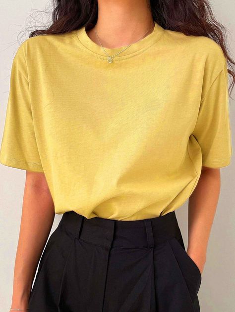 Wardrobe Planner, Oversize Tshirt Outfits, Women Fashion Casual, Oversize Tee, Clothing Female, Designer Sweatshirts, Yellow Outfit, Shirts Women Fashion, T Shirts Women