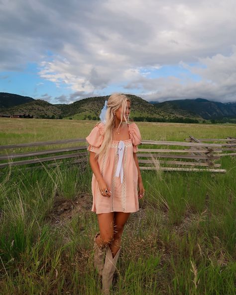 Midwest Cowgirl Aesthetic, Cowgirl Aesthetic Outfit Party, Pretty Western Outfits, Western Dresses Aesthetic, Coastal Cowgirl Senior Pictures, Cowboy Cowgirl Aesthetic, Cowgirl Outfit Inspiration, Cowgirl Friends Aesthetic, Coastal Cowgirl Style Outfits