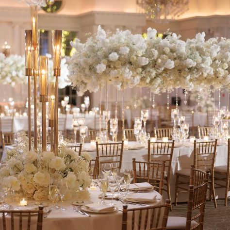 Ceiling Flowers Wedding, Wedding Venue Decorations Indoor, Wedding Decorations Indoor Elegant, Wedding Sweetheart Table Ideas, Royalty Wedding Theme, Wedding Ideas Indoor, White And Gold Wedding Themes, Wedding Table Centerpieces Elegant, Royalty Wedding