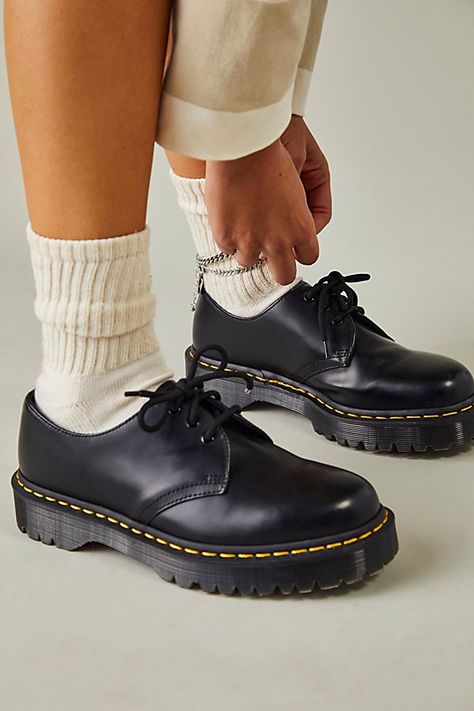 Chunky School Shoes, Doc Martens School Shoes, Doc Martens Dress Shoes, Low Top Doc Martens Outfit, Cute School Shoes, Low Top Doc Martens, Dr Martens Shoes Outfit, Low Doc Martens, Doc Martens Oxfords