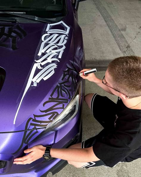 Some process pictures from my last car project. Tap to see more👾 Car Designs Paint, Car Graffiti Art, Car Customization Ideas, Car Painting Ideas, Car Paint Ideas, Graffiti Car, Car Graffiti, Car Paint Jobs, Car Lettering