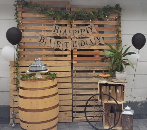 Crate Backdrop Diy, Pallet Birthday Decor, Country Backdrop Ideas Western Parties, Birthday Pallet Ideas, Wood Crate Party Decor, Wood Pallet Birthday Decor, Pallet Backdrop Birthday, Cowboy Theme Party For Adults Backdrop, Pallet Backdrop