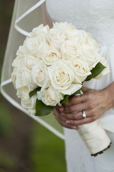 ramo! White Roses Bouquet, Wrapped Bouquet, White Rose Wedding Bouquet, Pink Weddings, White Rose Bouquet, White Roses Wedding, Bridal Bouquet Flowers, Rose Wedding Bouquet, Roses Bouquet