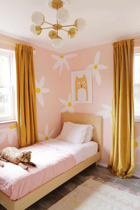 These Wall Mural Ideas Can Give Your Space an Entirely New Look Cute Animal Decor, Painted Daisy, Daisy Wallpaper, Kid Rooms, Yellow Room, Girls Rooms, Daisy Painting, Dekorasi Kamar Tidur, A Beautiful Mess