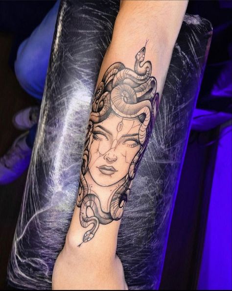 Gotik Tattoo, Medusa Tattoo Design, Cute Hand Tattoos, Tattoos For Women Half Sleeve, Hip Tattoos Women, Tasteful Tattoos, Forearm Tattoo Women, Medusa Tattoo, Leg Tattoos Women