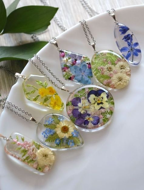 Flowers In Resin, Vintage Jewelry Diy, Epoxy Ideas, Diy Jewelry To Sell, Flower Resin Jewelry, Epoxy Resin Diy, Leather Jewelry Diy, Diy Resin Projects, Resin Jewelry Diy