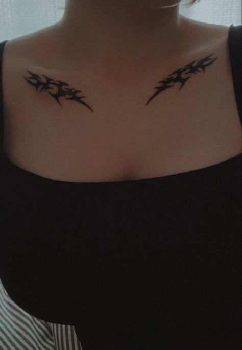 Emo Collar Bone Tattoo, Grunge Collar Bone Tattoo, Goth Collarbone Tattoo, Gothic Collar Bone Tattoo, Below Collar Bone Tattoo, Tattoo Ideas Collar Bone, Tattoos Collar Bone, Collar Bone Tattoo Ideas, Under Collar Bone Tattoos