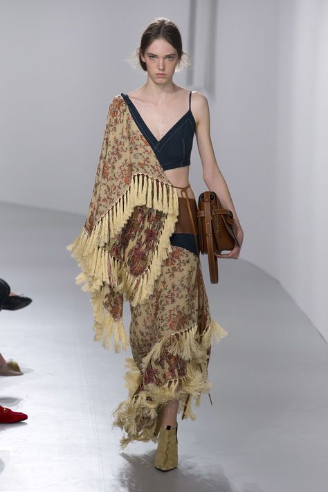 Loewe Spring 2018 Ready-to-Wear Fashion Show - Maaike Straver Fringe Fashion, Moda Paris, Runway Collection, Fashion Show Collection, Up Girl, Fashion History, Fashion Week Spring, Primavera Estate, A Dress