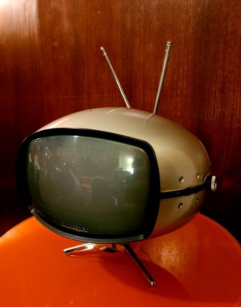 60s Space Aesthetic, 1960s Space Age Aesthetic, Retrofuturism Decor, Retro Futuristic Technology, Atomic Age Aesthetic, Retro Space Age Furniture, 70s Tech, 90s Futurism, 70s Futurism