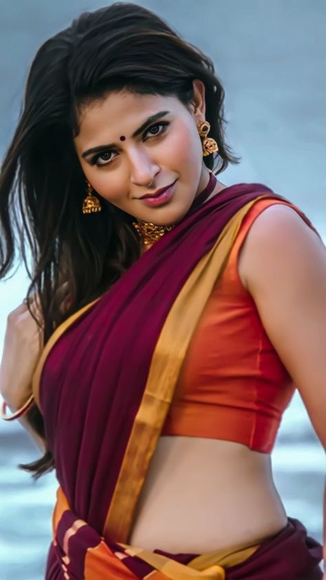 Ishwarya Menon, Iswarya Menon, Samantha In Saree, Beautiful Dresses Short, Claw Clips, Indian Actress Hot Pics, Beautiful Smile Women, Bucket Hats, Saree