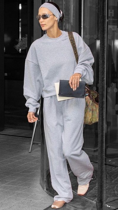 Bella Hadid in Paris, France on Wednesday 05/10/2022 #VeronicaTasmania Sweatpant Outfits Summer, Tracksuit Outfit Juicy Couture, Bella Hadid Sweatpants, Bella Hadid Style 2023, Bella Hadid Outfits 2023, Bella Hadid Uggs, Bella Hadid Outfits Casual, Model Off Duty Style Winter, Bella Hadid Casual Outfits