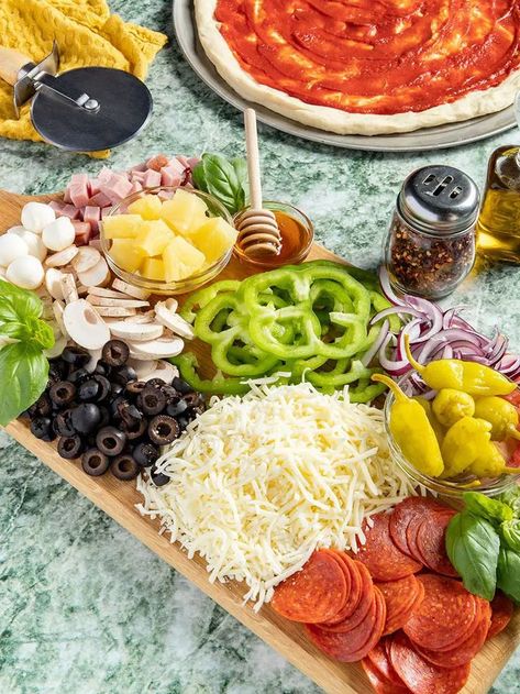 Essen, Topping Bar Ideas, Pizza Topping Bar, Pizza Night Party, Pizza Bar Party, Pizza Party Food, Pizza Dinner Party, Toppings Bar, Family Dinner Night