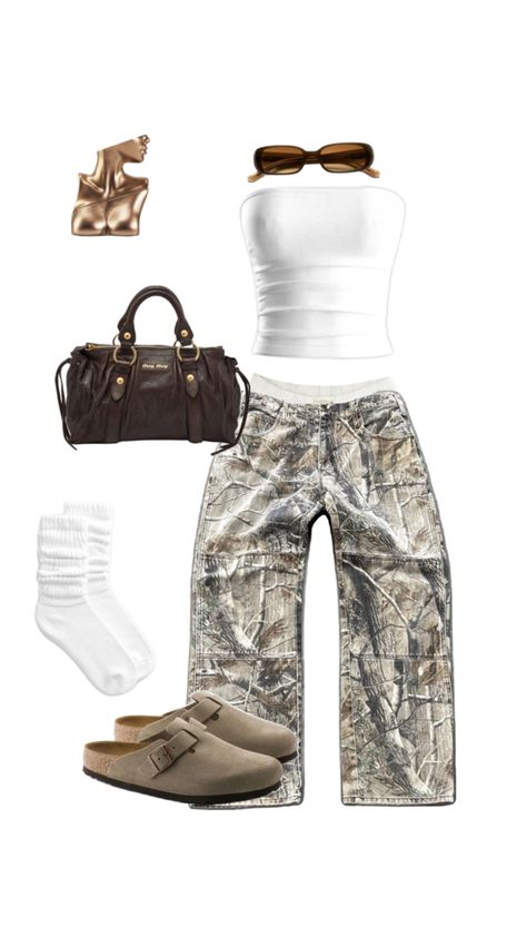 ahs style, camiuflage panta, camo pants, camo pants oufit, camouflage cargos, birkenstock outfit, brown bag outfit, streetwear, ahs style, y2k Khaki Camo Pants Outfit, How To Style Army Fatigue Pants, Camo Purse Outfit, Girly Outfits Ideas, Camo Shirt Outfit Aesthetic, Purple Camo Pants Outfit, Light Camo Pants Outfit, Brown Bag Outfit Summer, Brown Cargos Outfits