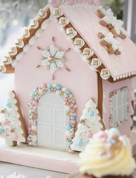 Pastel Kawaii Room, Cute Rooms, Pink Gingerbread House, Gingerbread House Ideas, Models Without Makeup, Pastel Christmas Decor, Photos Of Models, Pink Gingerbread, Gingerbread House Parties