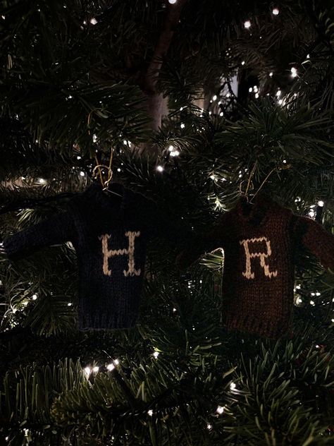 Wizarding World Christmas, Christmas In Harry Potter, Christmas Hogwarts Aesthetic, Slytherin Christmas Aesthetic, Hogwarts Aesthetic Christmas, Christmas Aesthetic Brown, Harry Potter Aesthetic Christmas, Harry Potter Winter Aesthetic, Christmas At Hogwarts Aesthetic