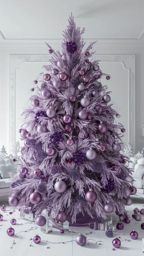 Purple Christmas Tree, Pretty Christmas Decorations, Elegant Christmas Trees, Real Christmas Tree, Unique Christmas Trees, Christmas Interiors, Christmas Tree Inspiration, Purple Christmas, Cool Christmas Trees