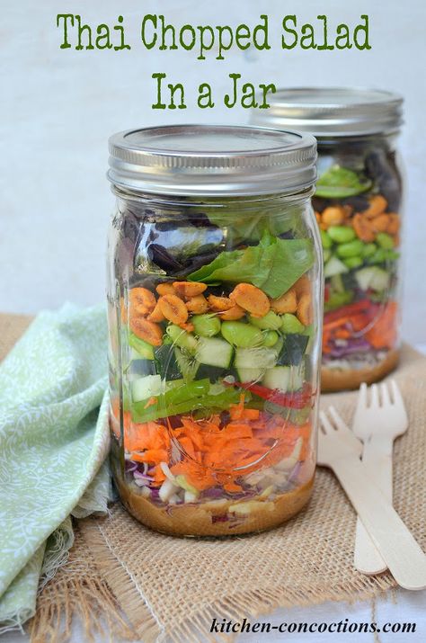 Thai Chopped Salad in a Jar {Plus 5 Tips for Eating Healthy While Traveling} Thai Salad In A Jar, Thai Mason Jar Salad, Travel Salads, Thm Salad, Thai Chopped Salad, Mason Jar Lunch, Salad Jar Recipe, Jar Meals, Jar Salads