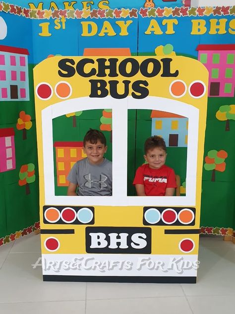 School Bus Photo Booth, School Photo Booth Ideas, Photo Zone Ideas, School Bus Photo, Door Decoration For Preschool, Preschool First Day Of School, Bus Photo Booth, Bird Drawing For Kids, School Photo Frames