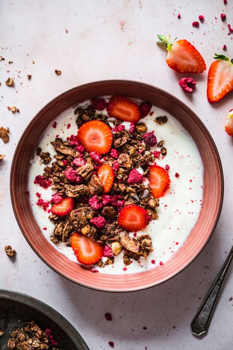 This homemade chocolate hazelnut raspberry granola is delicious on its own or with yogurt, smoothie bowls or oatmeal. It's easy to make and 100% vegan and gluten free! Healthy Eating Photography, Gluten Free Aesthetic Food, Yogurt Bowl Photography, Granola Yogurt Bowl, Orange Company, Hazelnut Granola, Homemade Coconut Yogurt, Smoothie Bowl Toppings, Raspberry Granola