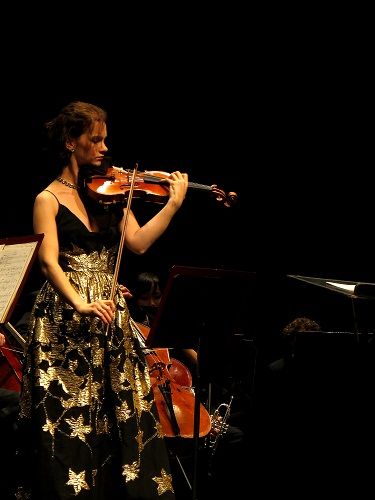 A stunning dress worn by Hilary Hahn. I love the gold over the black. So striking. Hilary Hahn, Violin Girl, Violin Songs, Electric Violin, Cheap Guitars, Classical Musicians, Guitar Photography, Classic Music, Music Motivation