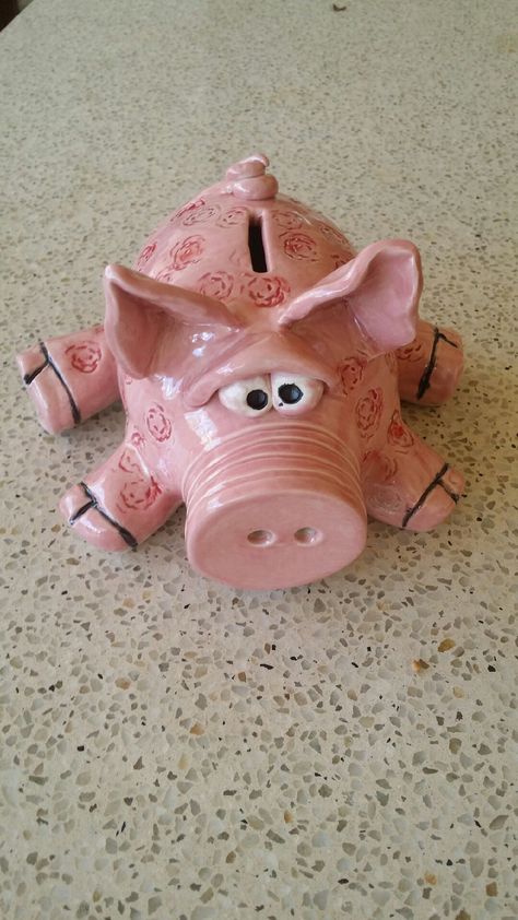 Hand made little piggy bank. Ceramic Piggy Bank Ideas, Clay Piggy Bank, Ceramic Piggy Bank, Piggy Bank Diy, Personalized Piggy Bank, Bank Design, Hand Painted Pottery, Polymer Clay Animals, Clay Animals