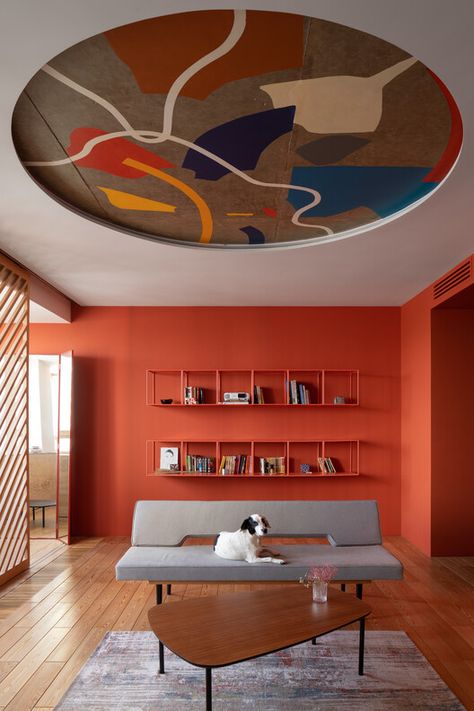 Apartment-City / CXE MA | ArchDaily Interior Design Per La Casa, Living Room Orange, Living Room Ceiling, Design Del Prodotto, Red Walls, The Ceiling, Interior Trend, Ceiling Design, Colorful Interiors