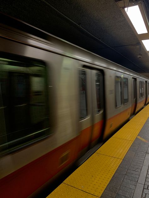 Grunge Subway Aesthetic, Ttc Subway Aesthetic, In A New York Minute Book Aesthetic, London Train Station Aesthetic, Subway Surfers Aesthetic, Subway Train Aesthetic, Subway Station Aesthetic, Trains Aesthetic, Transport Aesthetic