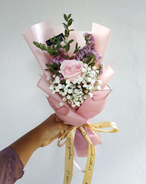 Tiny Bouquet Of Flowers, Trending Floral Arrangements, Small Bouquet Ideas, One Flower Bouquet, Mini Bouquet Flowers, Single Rose Bouquet, Small Bouquet Of Flowers, Aesthetic Bouquet, Single Flower Bouquet