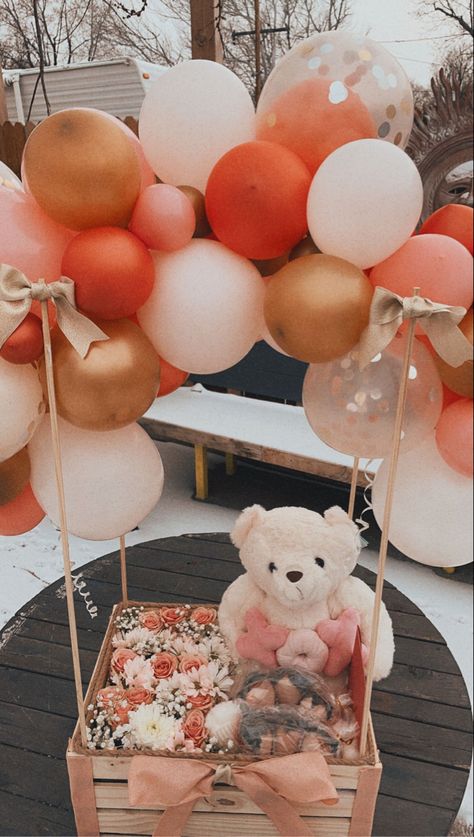 Mini Balloon Garland Gift Basket, Balloon Gift Basket Ideas, Balloon Gift Basket Birthday, Gift Basket With Balloons, Bear In Basket With Balloons, Balloon Gift Basket, Strawberries In A Basket, Flowers And Chocolate, Bear Flowers