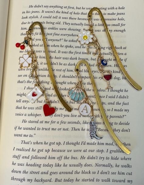 Custom Charm Bookmarks Bookmark Aesthetic, Aesthetic Bookmark, Book Club Gifts, Book Lover Gifts, Charm Bookmark, Gifts Book, Bookmark Handmade, Bookclub Gifts, Personalized Bookmarks