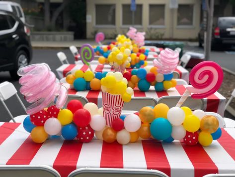 Carnival Theme Party Centerpieces, Carnival Tablescape, Clown Theme Party, Carnival Theme Centerpieces Diy, Circus Theme Table Decorations, Carnival Balloon Decorations, Centerpieces For Carnival Theme Party, Carnival Birthday Party Centerpieces, Balloon Runner Centerpiece