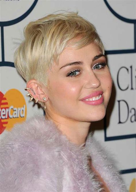 Miley Cyrus at Clive Davis' 2014 Grammy Gala #ShortHair #MileyCyrus #Grammys #CliveDavis Miley Cyrus Short Hair, Miley Cyrus Hair, Short Blonde Pixie, Grammy Party, Motorcycle Drawing, Funky Hairstyles, Edgy Hair, Pixie Haircuts, Short Pixie Cut