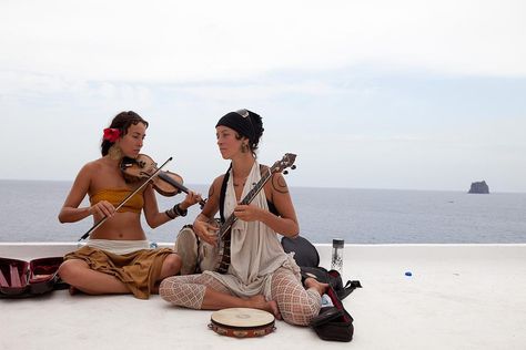 The amazing ladies of Rising Appalachia, such an inspiration to me always Rising Appalachia Style, Rising Appalachia Tattoo, Rising Appalachia, Chloe Smith, Boho Music, Rabab Music Instruments, Cultural Appropriation Spirituality, Urban Tribes, Feminine Mystique