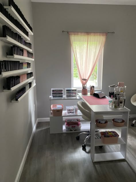 Living Room Nail Station, Beauty Room Layout, Nail Tech Set Up In Bedroom, Nail Tech Home Set Up, Nail And Makeup Room Ideas, Nail Desk Aesthetic, Nail Set Up At Home Desk, Nail Setup In Bedroom, Nail Room Inspo Pink