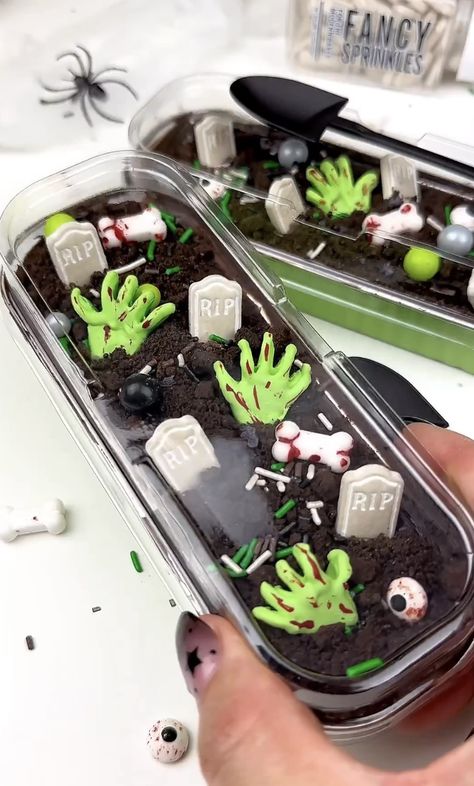 Grave Halloween, Maria Gomez, Mini Loaf Cakes, Postres Halloween, Mini Cake Pans, Halloween Fest, Fun Halloween Food, Easy Halloween Food, Halloween Food Treats