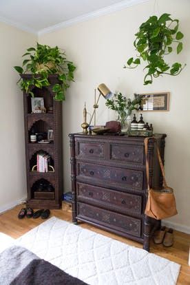 Bedroom Inspirations Dark Wood, Dark Wood Furniture Decor, Apartment Bohemian, Dark Wood Living Room, Dark Wood Dresser, Wood Bedroom Decor, Dark Wood Bedroom Furniture, Room Ideas Dark, Dark Wood Bedroom