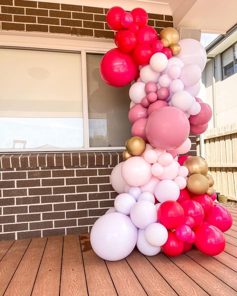 FREESTANDING GARLAND 🌸 A great option for any event to create something unique for your photos 🍰 Pop next to your catering table, cake… | Instagram Front Porch Balloon Garland, Freestanding Balloon Garland, Free Standing Balloon Garland, Cake Instagram, Catering Table, Party Planning Business, Grad Party Decorations, Planning Business, Balloon Ideas