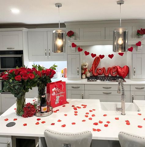 45 Fantastic Valentine Kitchen Decor Ideas You Will Love Valentine Kitchen Decor, Valentine Decor Ideas, Valentines Day Kitchen, Xoxo Sign, Heart Shaped Wreaths, Valentine Images, Rustic Romance, Kitchen Decor Ideas, Valentine Decor