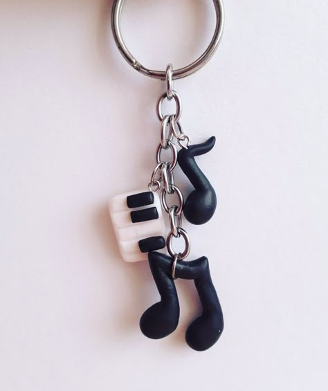 Air Dry Clay Ideas Music, Music Keychain Diy, Ceramic Keychain Ideas, Clay Crafts Keychain, Keychain For Bike, Clay Keychain Ideas, Fondant Seashells, Valentine Keychain, Keychain Clay